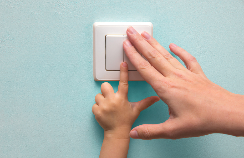Padre che mostra una lampadina al figlio