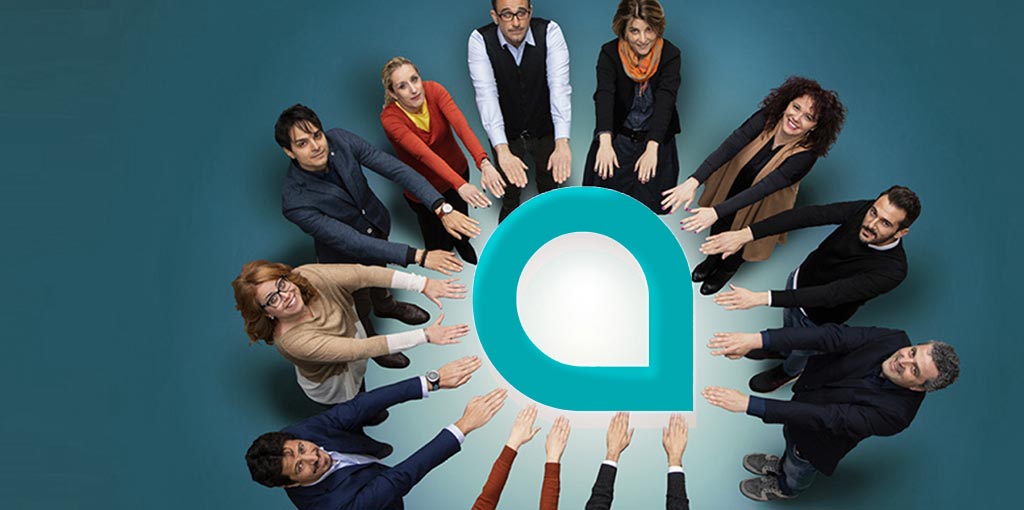 Persone con le mani attorno al logo Acea