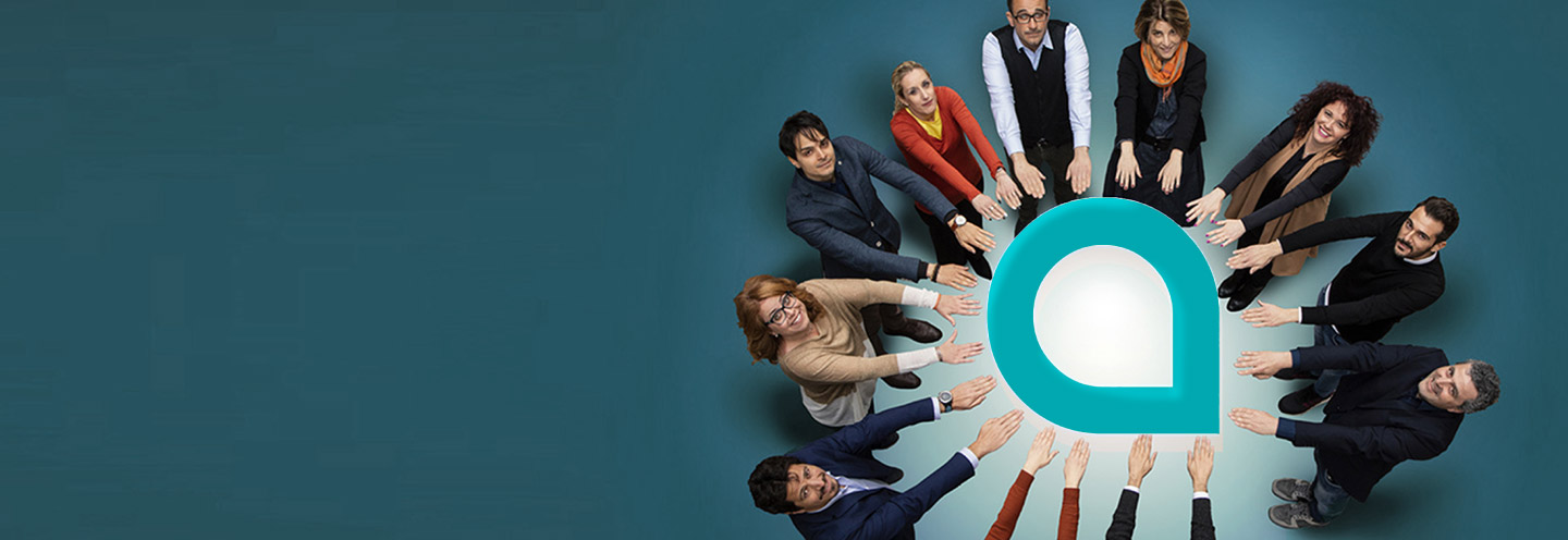 Persone con le mani attorno al logo Acea
