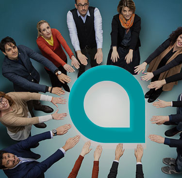 Persone con le mani attorno al logo Acea