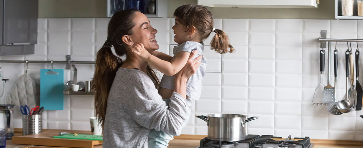 famiglia in cucina con fornitura gas conveniente