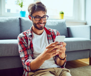 ragazzo che utilizza lo smartphone