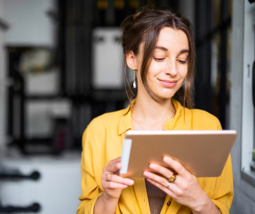 ragazza che utilizza un tablet