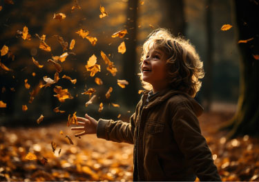 Bambino sorridente in un paesaggio autunnale